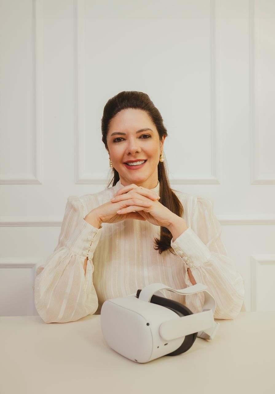 Dra. Walevska Quantum ao lado de óculos de Realidade Virtual
